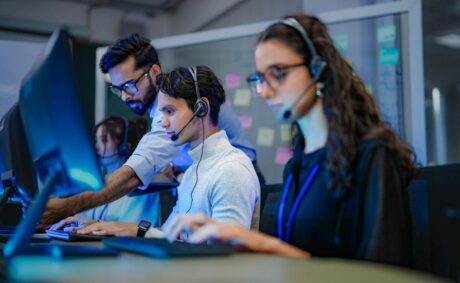 Outsourcing de tecnologia: o que é, onde falha e por que os squads são uma alternativa melhor?